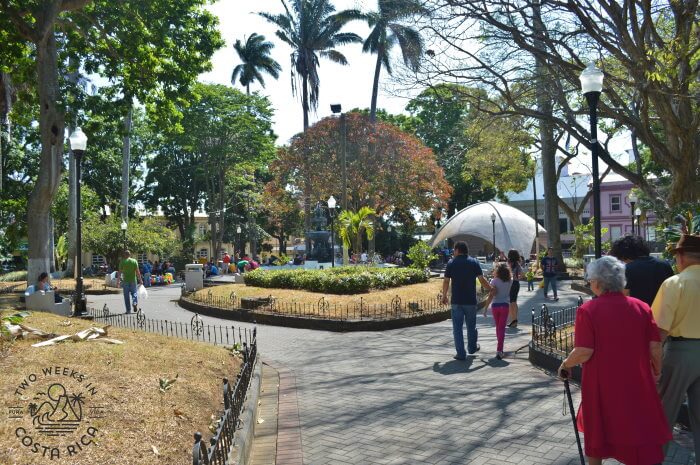 People at the Central Park in Alajuela