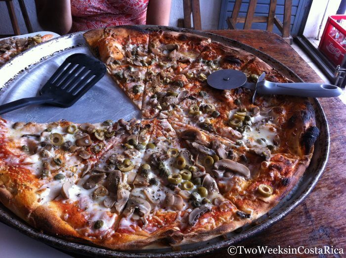 A thin crust pizza at a pizza shop in San Isidro del General 