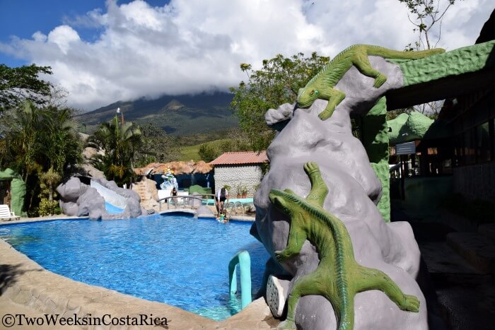 A family-friendly thermal pool at Thermomania in Miravalles